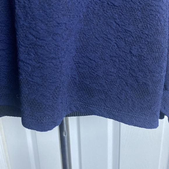 Sharagano Women’s Navy Blue Embossed Long Sleeve Top w Ruffle Cuffs sz L NWT - Picture 3 of 7